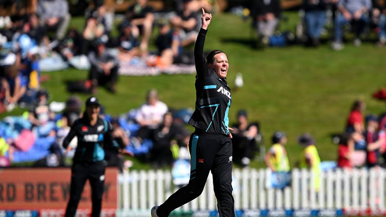 Lea Tahuhu celebrates the wicket of Sophia Dunkley, New Zealand vs England, 1st T20I, Dunedin, March 19, 2024