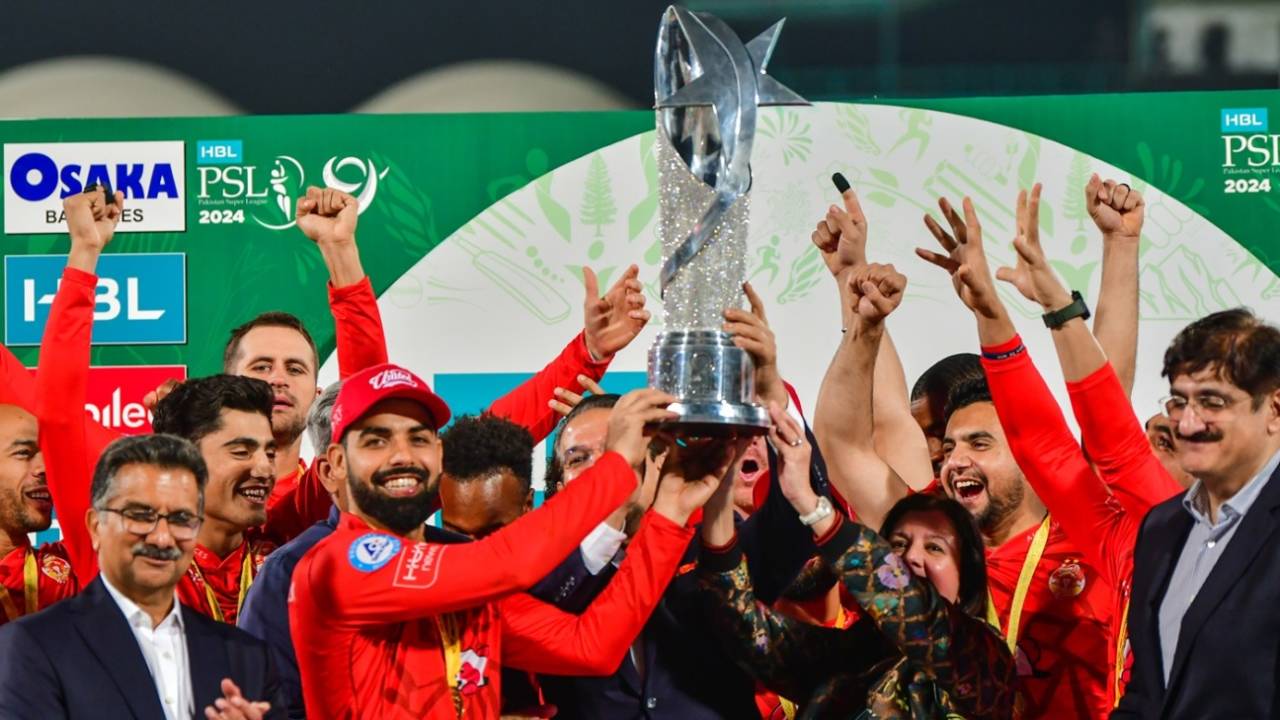 Shadab Khan lifts the trophy, Islamabad United vs Multan Sultans, PSL, final, Karachi, March 18, 2024