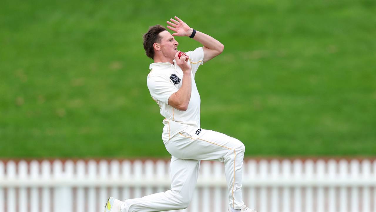 Nathan Smith runs into bowl, Wellington vs Northern Districts, Plunket Shield, Wellington, November 7, 2023