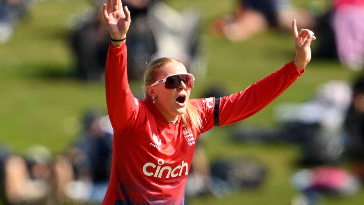 Sarah Glenn appeals, New Zealand vs England, 1st T20I, Dunedin, March 19, 2024
