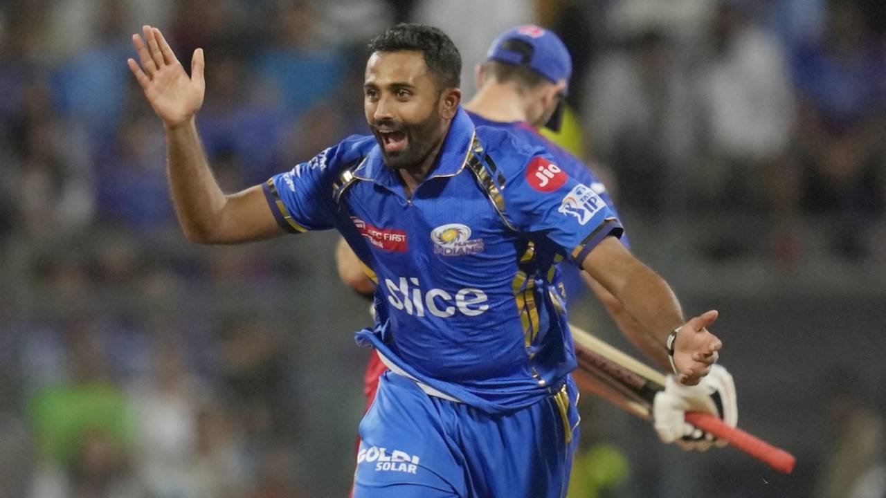 Shreyas Gopal sent Glenn Maxwell back for his 17th IPL duck, Mumbai Indians vs Royal Challengers Bangalore, IPL 2024, Mumbai, April 11, 2024