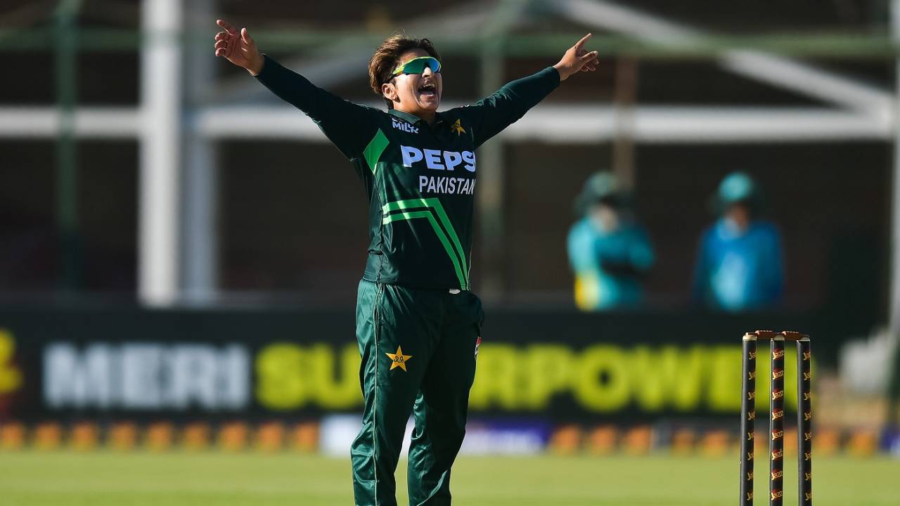 Nida Dar's four-wicket burst brought Pakistan back into the game