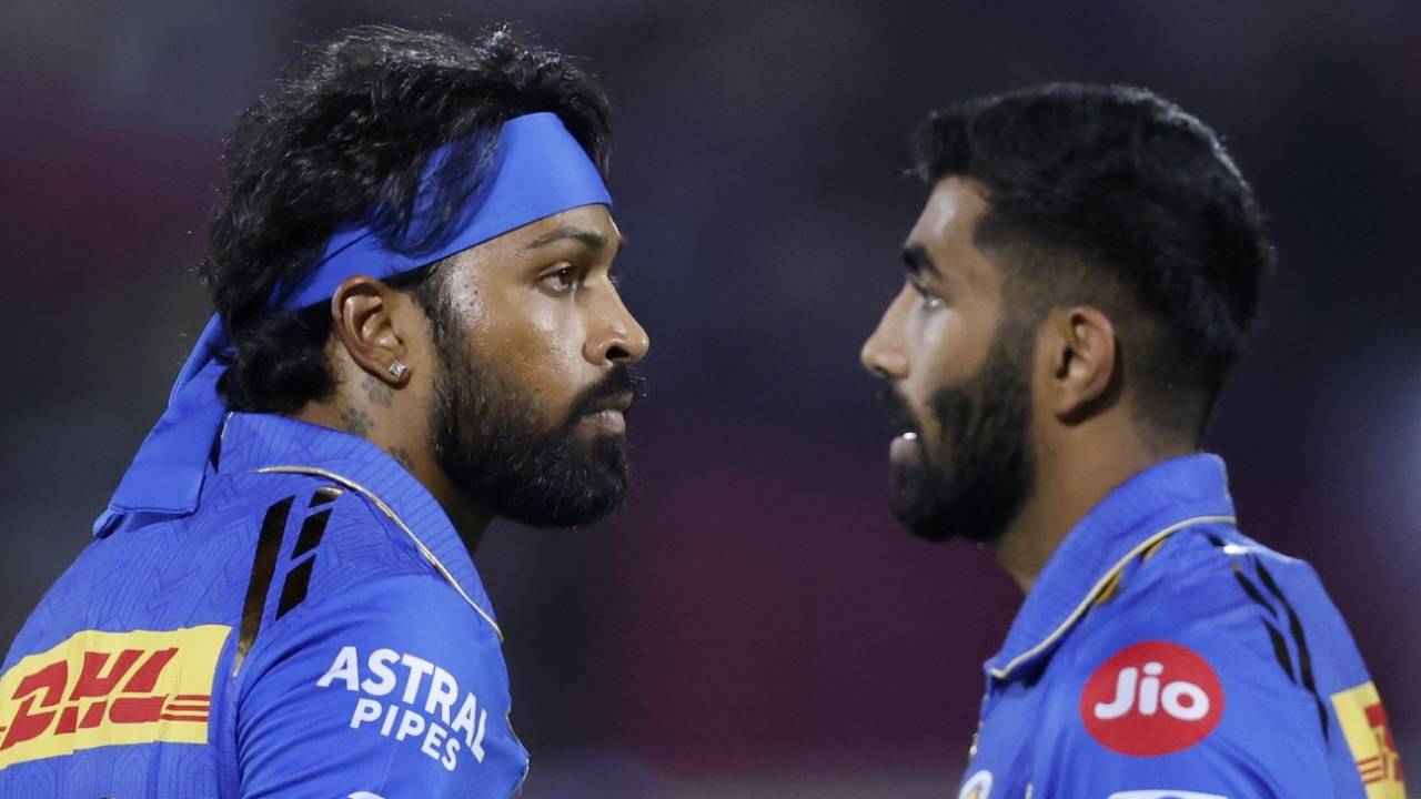 Hardik Pandya and Jasprit Bumrah in a pensive mood during the chase, Rajasthan Royals vs Mumbai Indians, IPL 2024, Jaipur, April 22, 2024