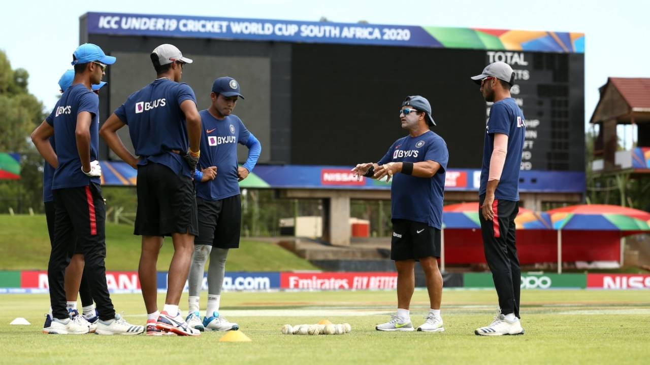 Abhay Sharma chats with the players, India vs New Zealand, Under-19 World Cup, Bloemfontein, January 23, 2020