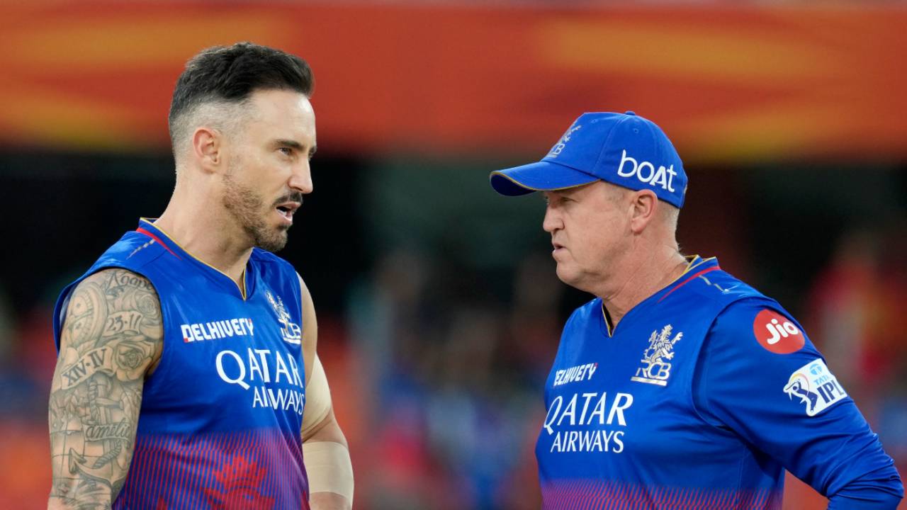 Royal Challengers Bengaluru captain Faf du Plessis and coach Andy Flower have a chat