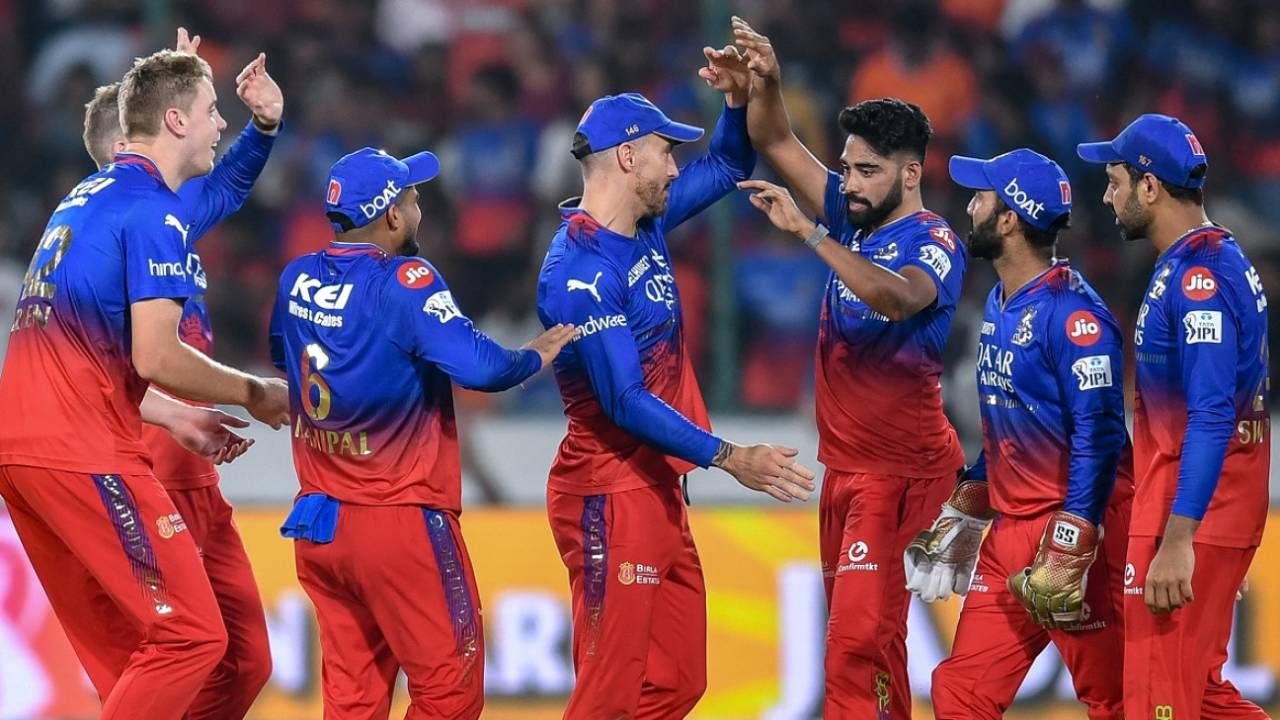RCB players congratulate Mohammed Siraj, who ran back and took a well-judged catch, Sunrisers Hyderabad vs Royal Challengers Bengaluru, IPL 2024, Hyderabad, April 25, 2024
