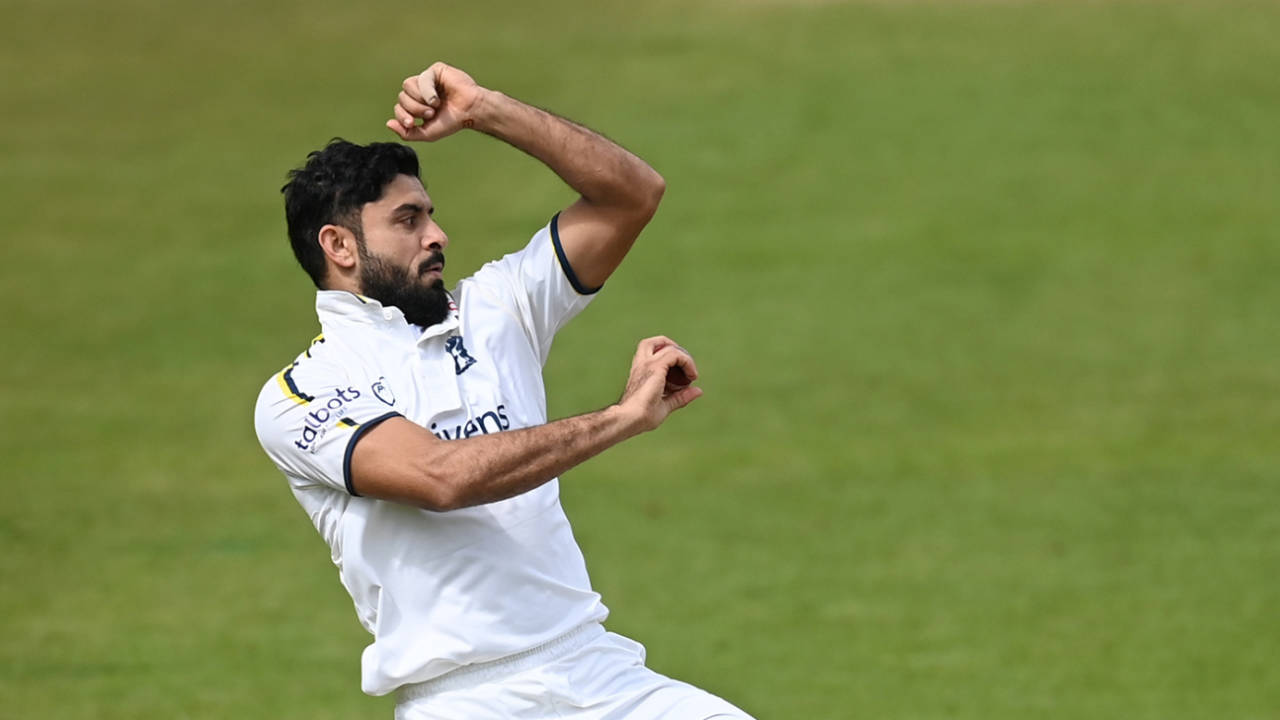 Aamer Jamal was straight into action, Warwickshire vs Nottinghamshire, County Championship, Division One, Birmingham, April 26, 2024