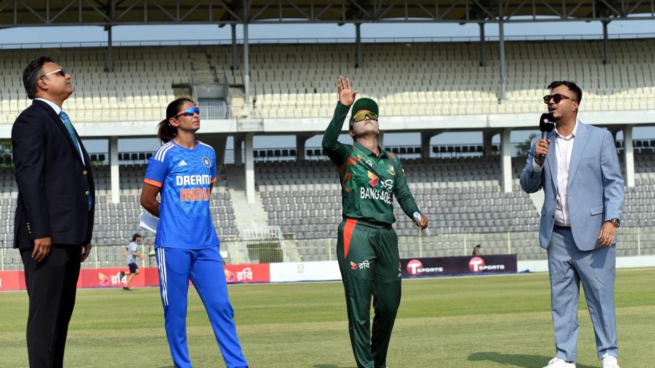 Harmanpreet Kaur and Nigar Sultana at the toss