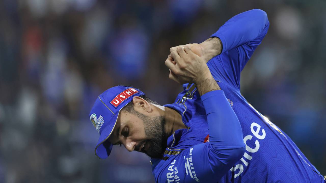 Mohammad Nabi kept his calm to hold on to the catch to dismiss KL Rahul, Lucknow Super Giants vs Mumbai Indians, IPL 2024, Lucknow, April 30, 2024 