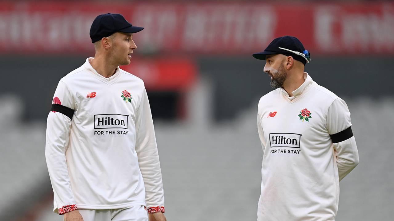 Tom Hartley and Nathan Lyon have a chat in the field