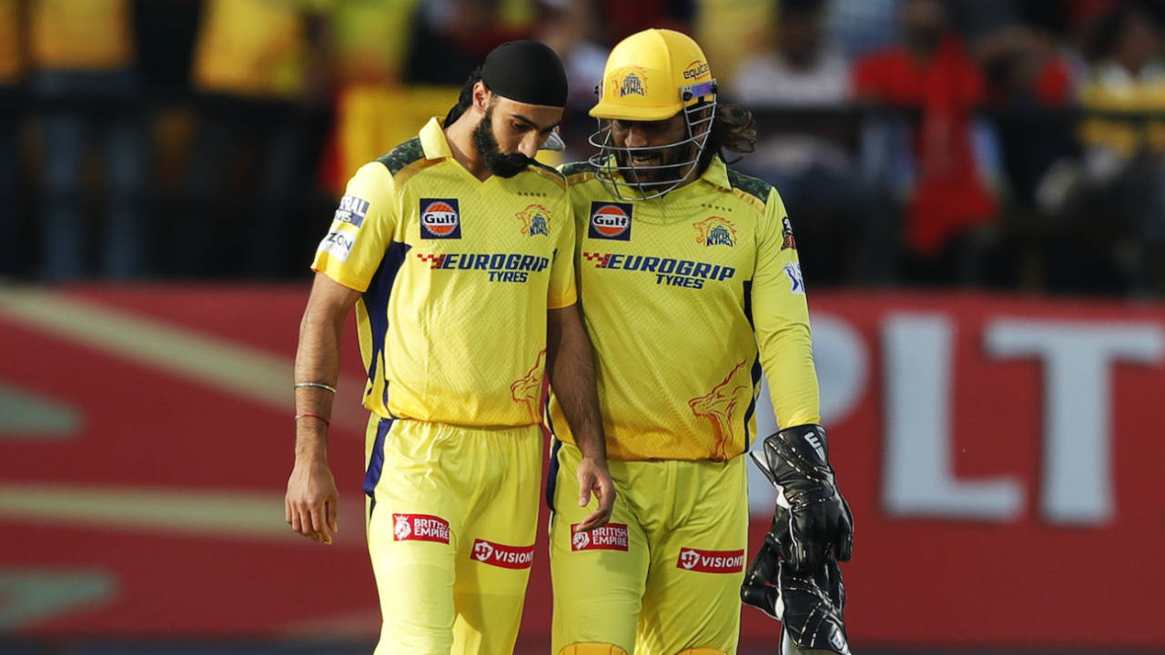 Simarjeet Singh gets some assistance from MS Dhoni, Punjab Kings vs Chennai Super Kings, IPL 2024, Dharamsala, May 5, 2024