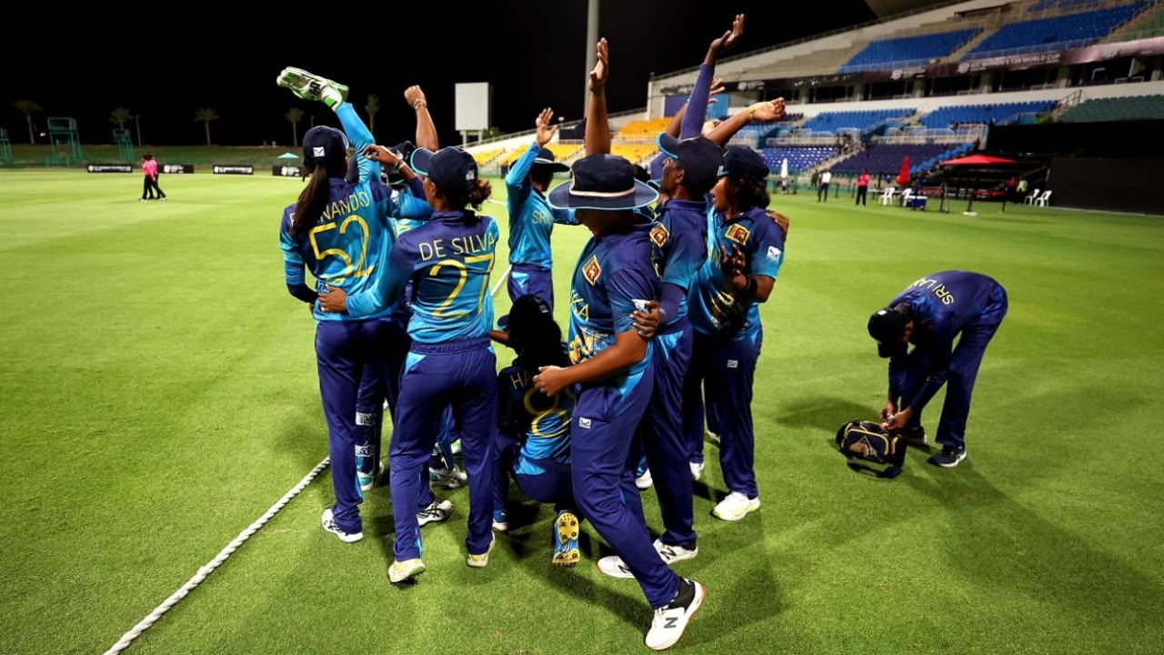 Sri Lanka players in a huddle, UAE vs Sri Lanka, 2nd semi-final, Women's T20 World Cup Qualifier, Abu Dhabi, May 05, 2024