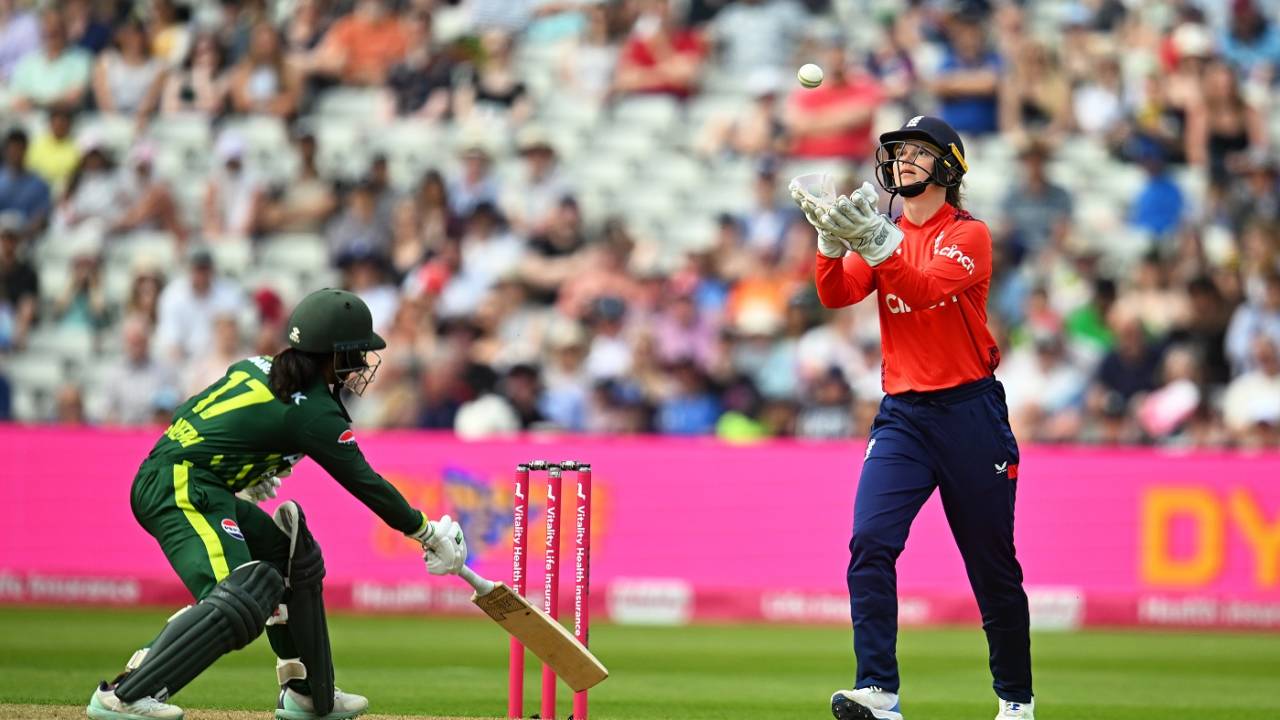 Amy Jones takes the catch to dismiss Muneeba Ali, England vs Pakistan, 1st women's T20I, Birmingham, May 11, 2024