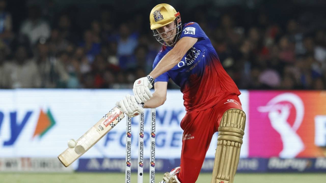 Cameron Green winds up for a big hit, Royal Challengers Bengaluru vs Delhi Capitals, IPL 2024, Bengaluru, May 12, 2024