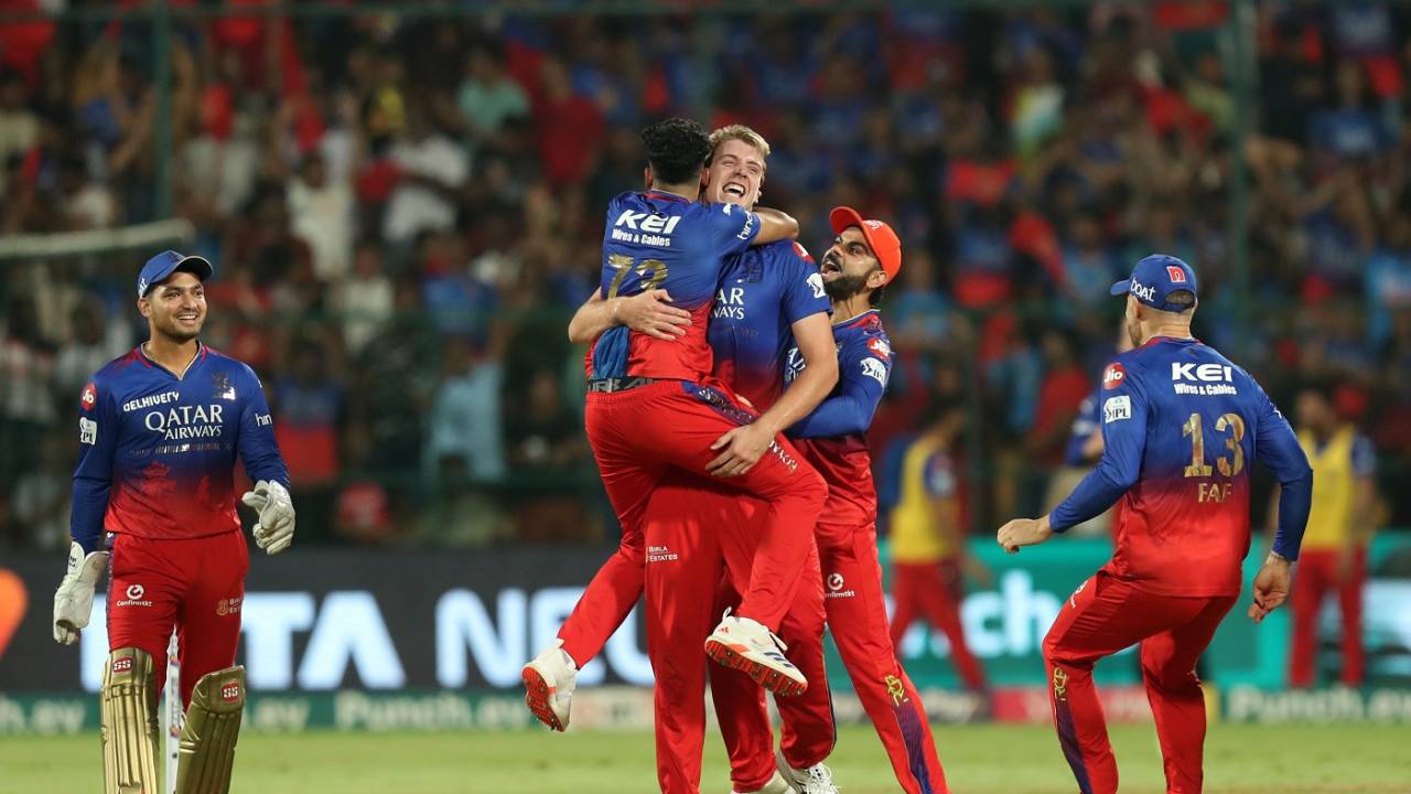 Cameron Green is congratulated by his team-mates for the Tristan Stubbs run out, Royal Challengers Bengaluru vs Delhi Capitals, IPL 2024, Bengaluru, May 12, 2024