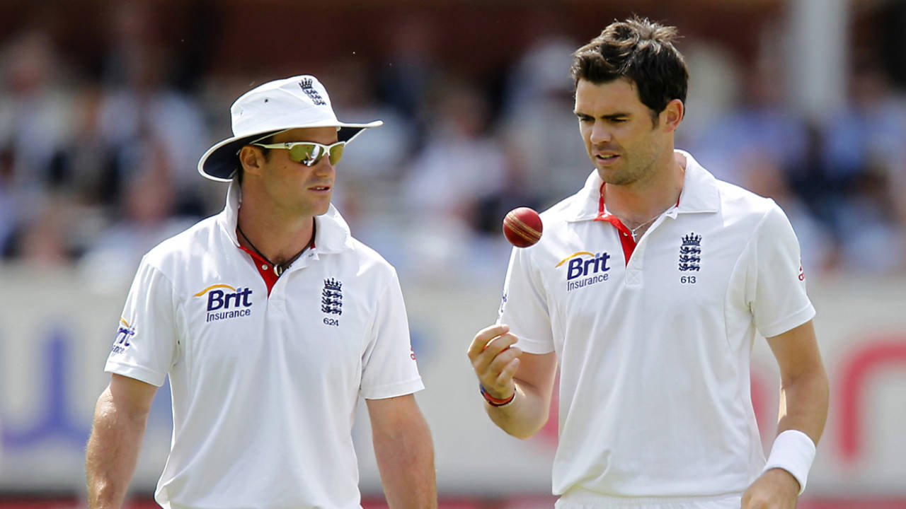 Andrew Strauss hatches a plan with James Anderson, England vs India, 1st Test, Day 5, Lord's, July 25, 2011
