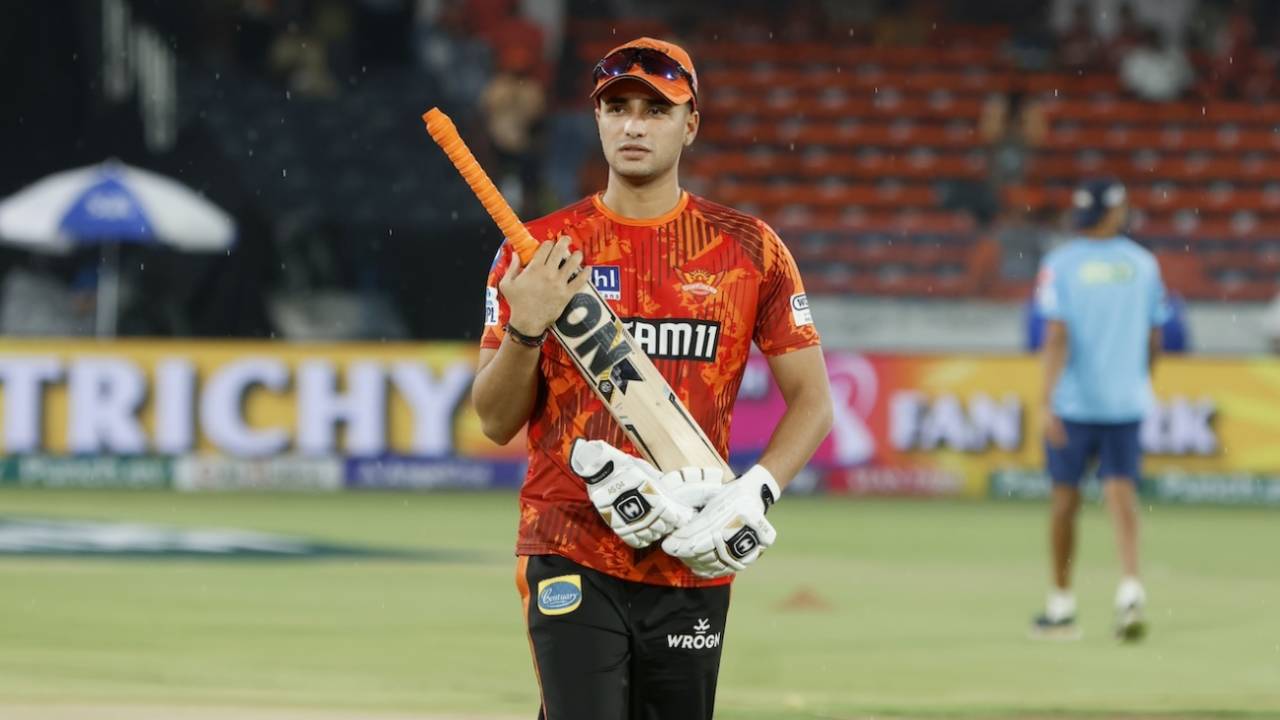 Abhishek Sharma protects his bat from the rain, Sunrisers Hyderabad vs Gujarat Titans, IPL 2024, Hyderabad, May 16, 2024