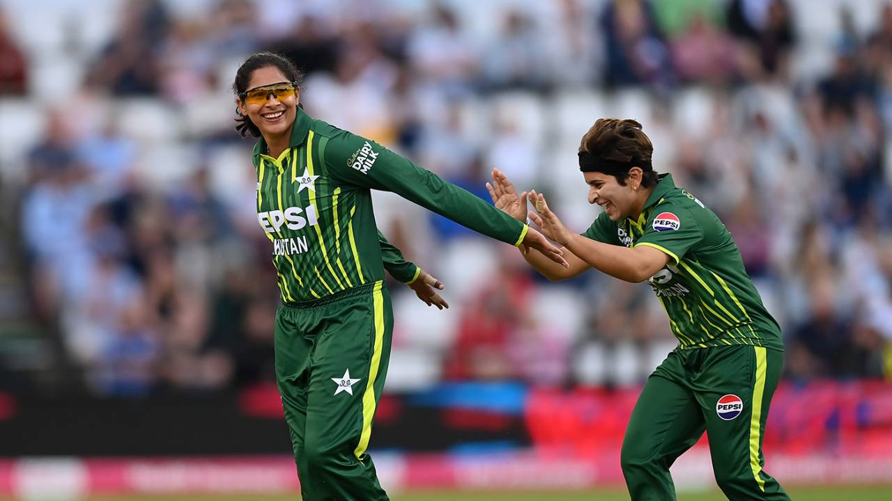 Sadia Iqbal gets a low five, England vs Pakistan, 2nd women's T20I, Wantage Road, May 17, 2024