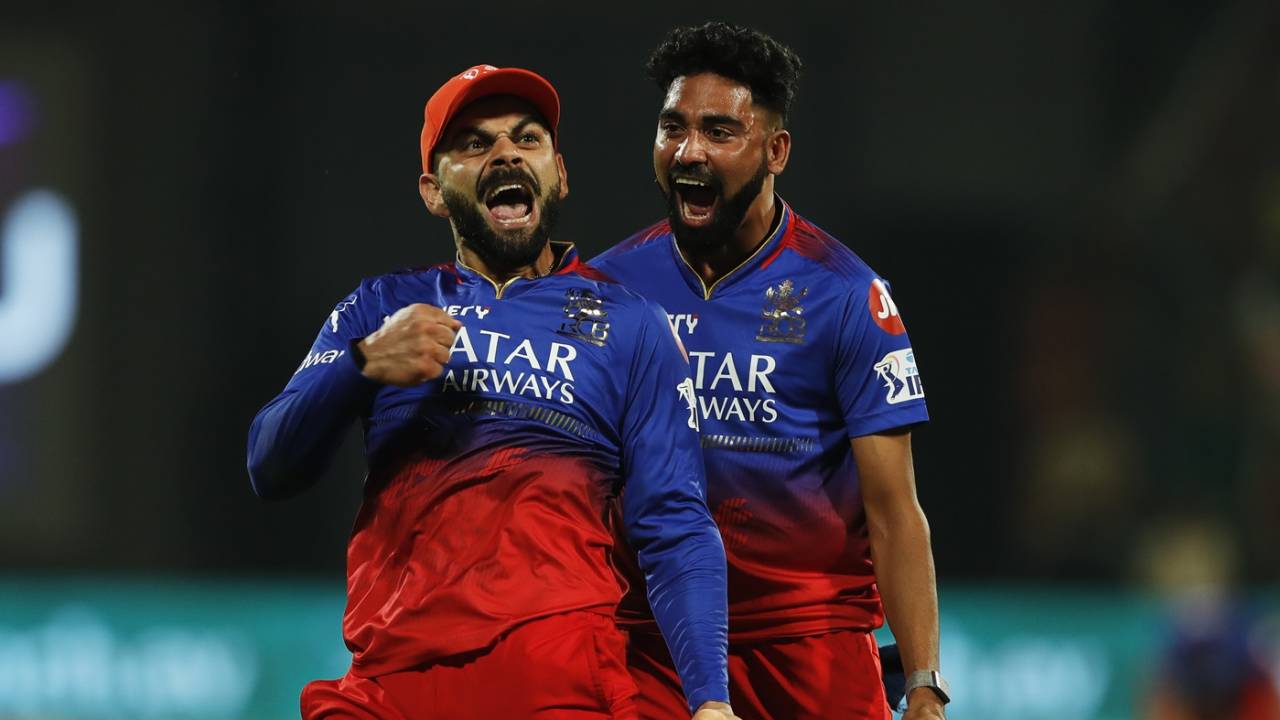 Virat Kohli and Mohammed Siraj celebrate after the former took a superb catch to dismiss Daryl Mitchell, Royal Challengers Bengaluru vs Chennai Super Kings, IPL 2024, Bengaluru, May 18, 2024