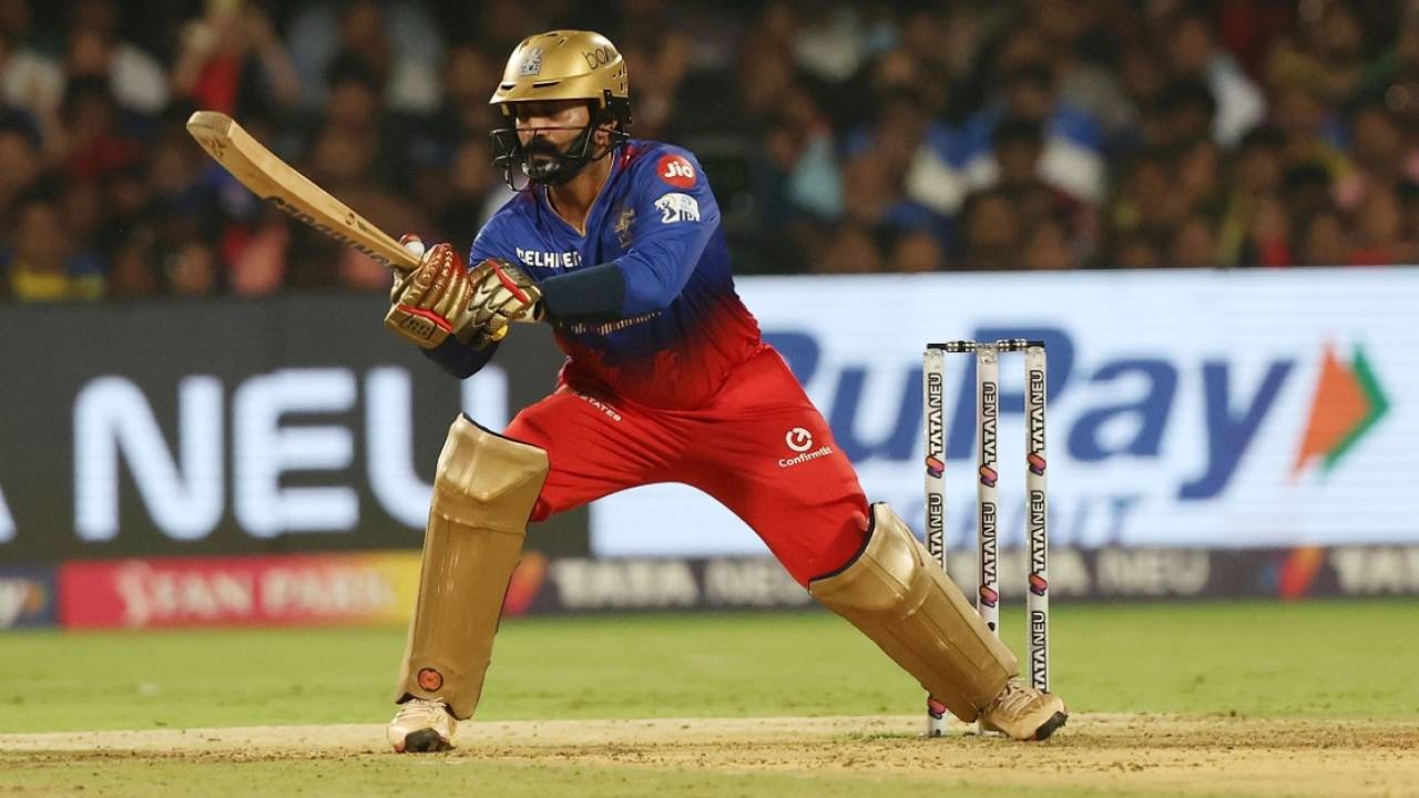 A creative Dinesh Karthik tries the scoop, Royal Challengers Bengaluru vs Chennai Super Kings, IPL 2024, Bengaluru, May 18, 2024