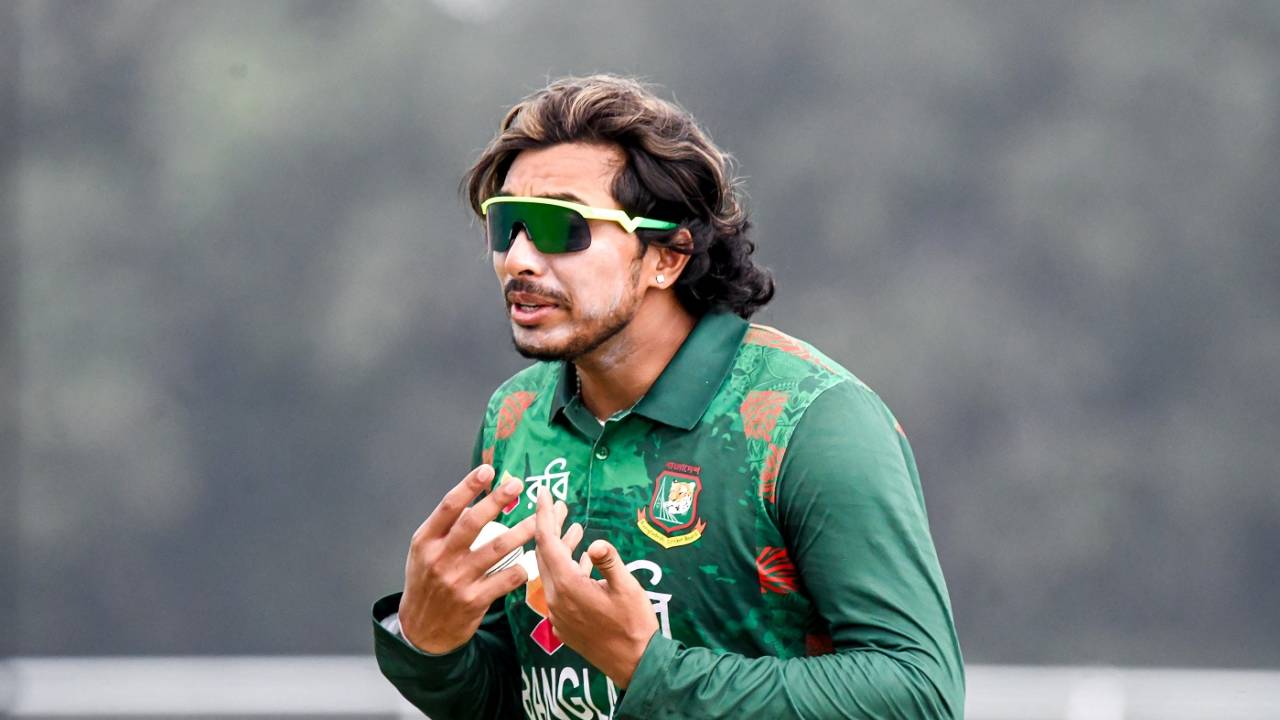 Soumya Sarkar almost bumped into Rishad Hossain while taking a catch to dismiss Andries Gous, USA vs Bangladesh, 3rd T20I, Texas, May 25, 2024