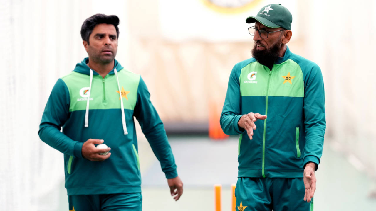 Taufeeq Umar and Mohtashim Rasheed, the batting coach and head coach of the Pakistan women's team, have a chat, England vs Pakistan, 3rd Women's ODI, Chelmsford, May 28, 2024