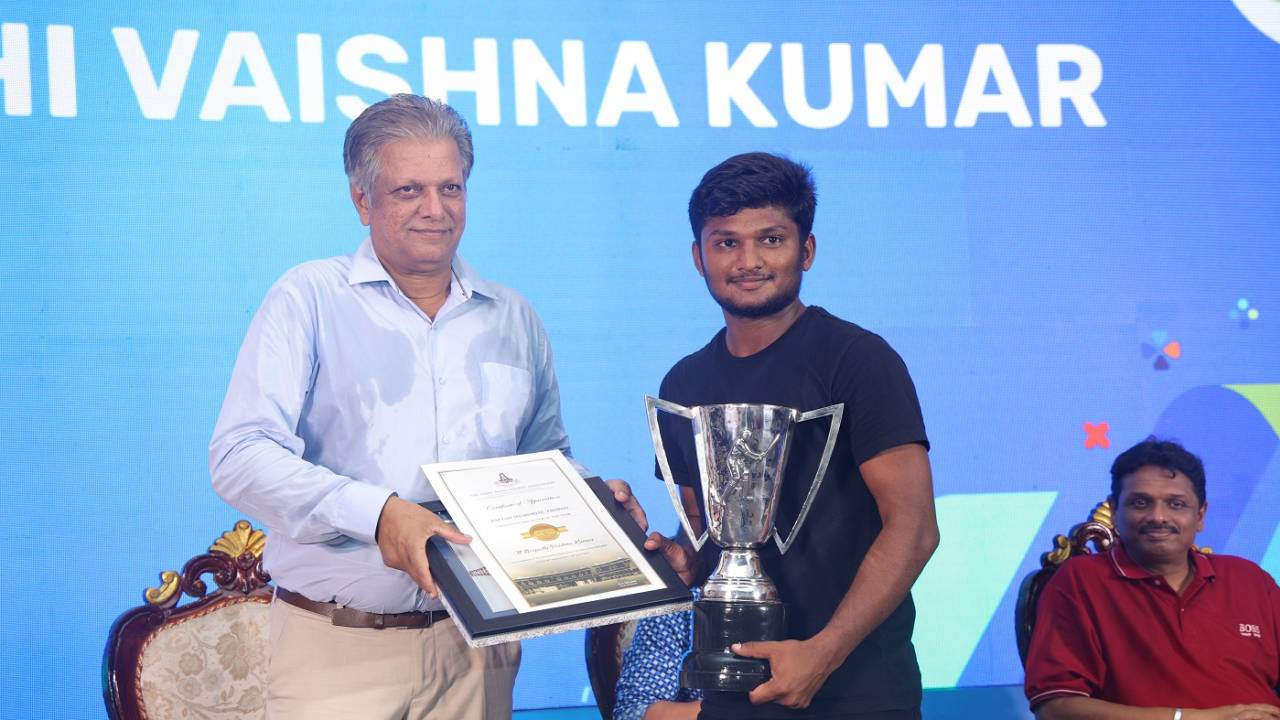 Boopathi Vaishna Kumar receives an award from WV Raman, Chennai, June 1, 2024
