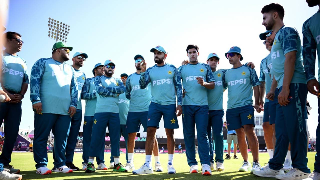Babar Azam leads the chat in Pakistan's huddle, T20 World Cup 2024, USA vs Pakistan, Dallas, June 6 2024