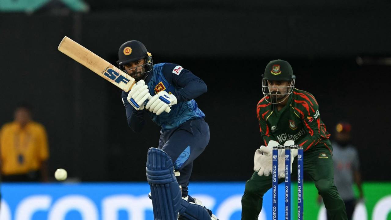 Dhananjaya de Silva plays the field, Bangladesh vs Sri Lanka, T20 World Cup, Dallas, June 7, 2024