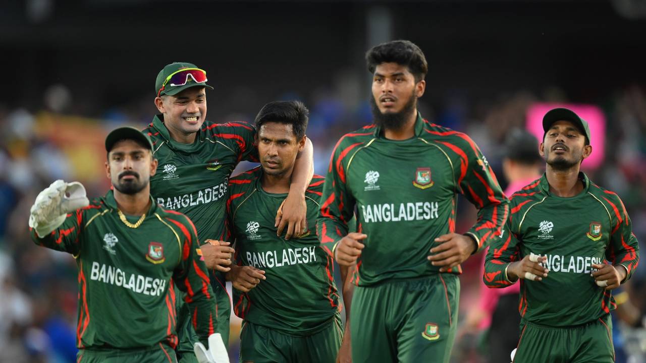 Bangladesh congregate after Pathum Nissanka's dismissal, Bangladesh vs Sri Lanka, T20 World Cup, Dallas, June 7, 2024