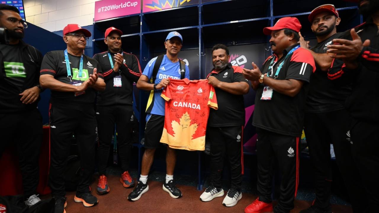 Pubudu Dassanayake presents Rahul Dravid with a Canada team shirt signed by the players, Canada vs India, T20 World Cup 2024, Lauderhill, June 15, 2024
