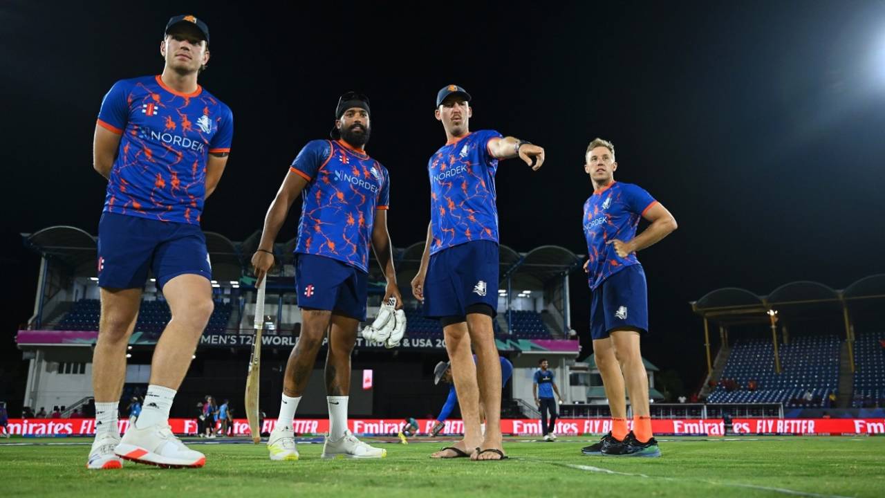 Bas de Leede, Vikramjit Singh, Paul van Meekeren and Logan van Beek have a chat, Netherlands vs Sri Lanka, T20 World Cup 2024, Gros Islet, June 16, 2024