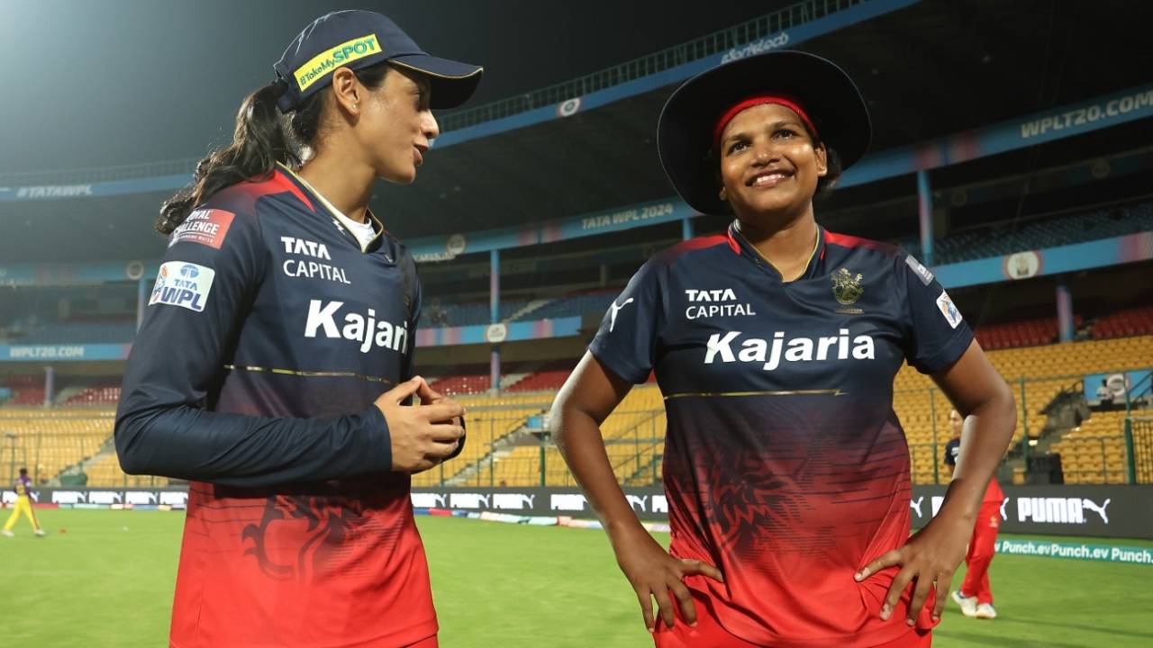 Smriti Mandhana chats with S Asha, who picked up a five-for, Royal Challengers Bangalore vs UP Warriorz, Bengaluru, WPL, February 24, 2024