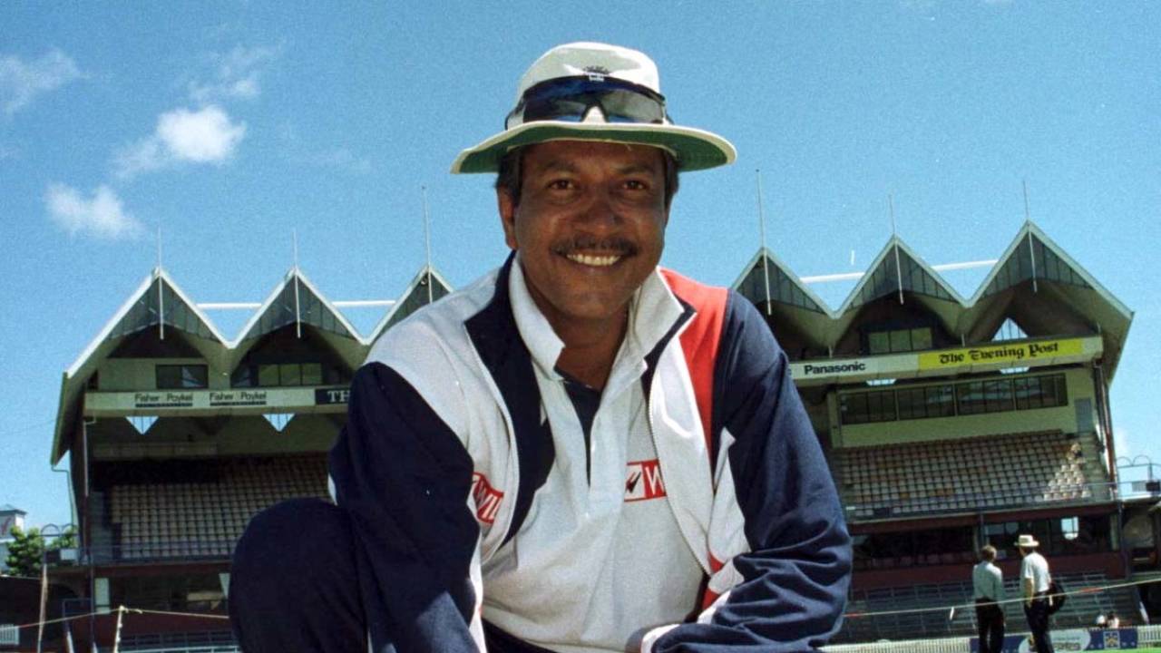 India coach Anshuman Gaekwad checks out the pitch three days before the Test, New Zealand vs India, second Test, Wellington, December 23, 1998