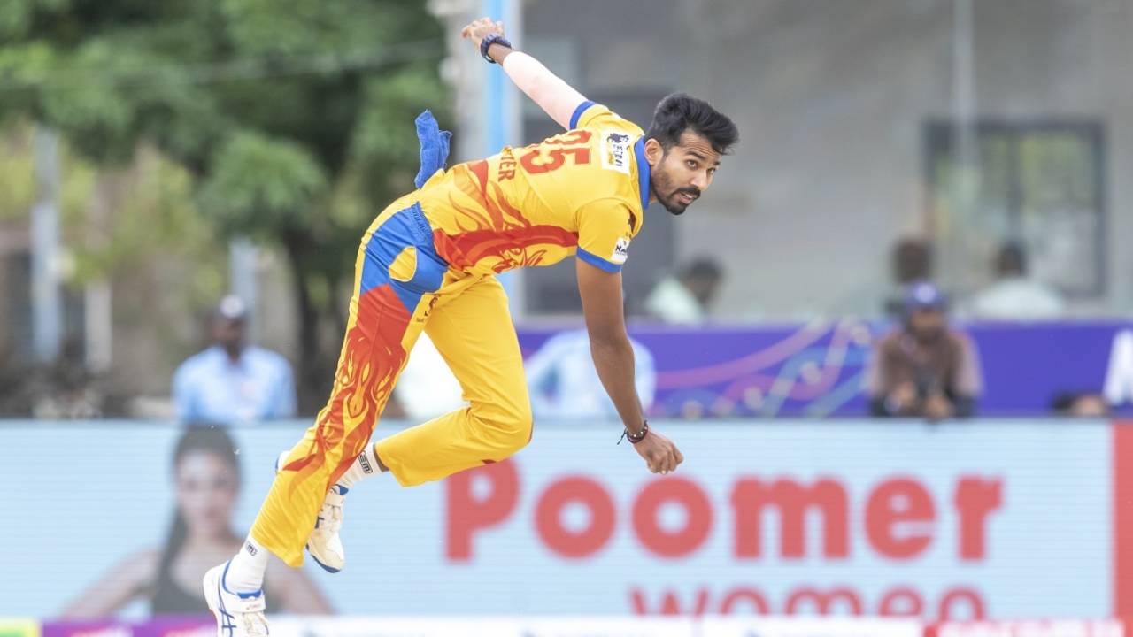 Sandeep Warrier bends his back, Dindigul Dragons vs Lyca Kovai Kings, TNPL 2024, Tirunelveli, July 21, 2024