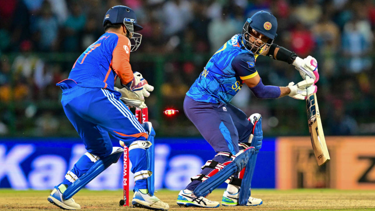 Dasun Shanaka chopped on off Ravi Bishnoi first ball, Sri Lanka vs India, 2nd T20I, Pallekele, July 28, 2024