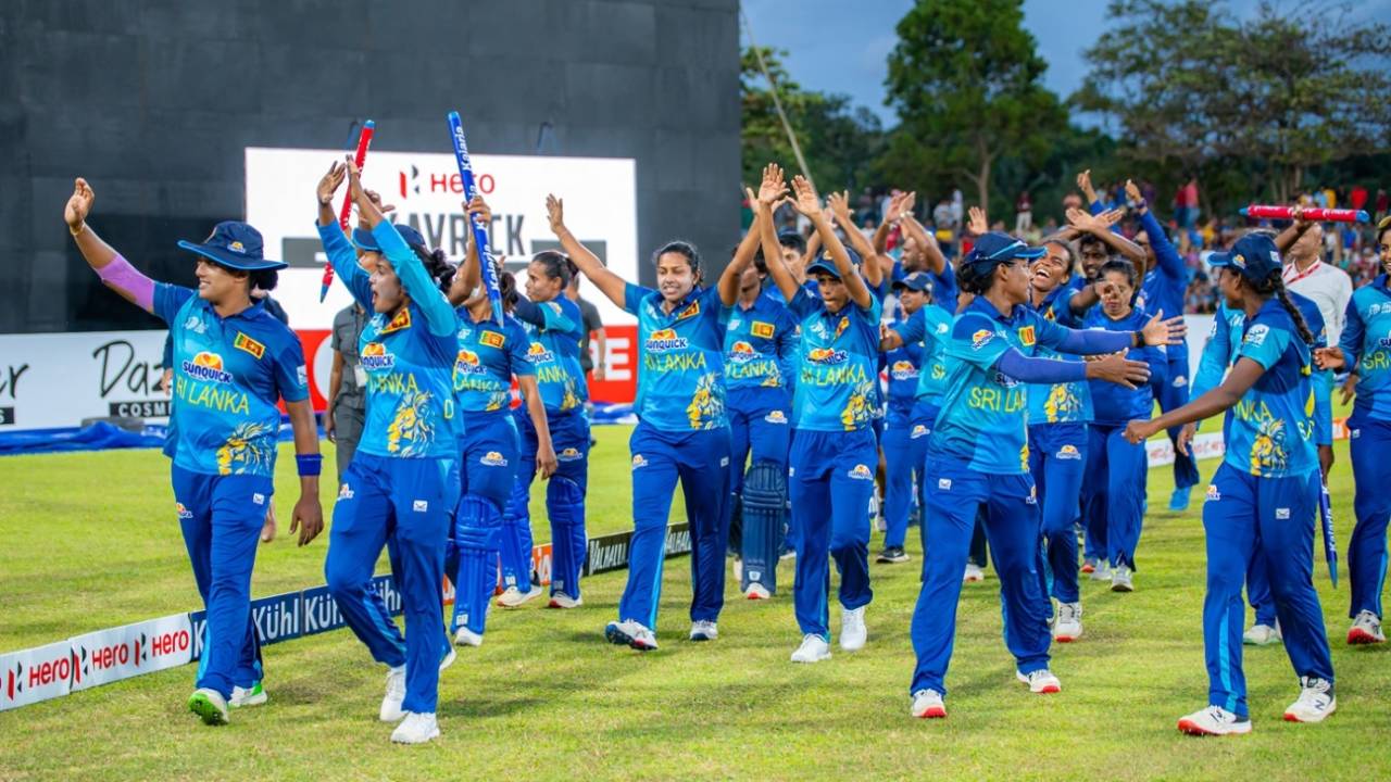 Sri Lanka take a victory lap around the Asia Cup win, Sri Lanka vs India, Women's Asia Cup 2024 final, Dambulla, July 28, 2024