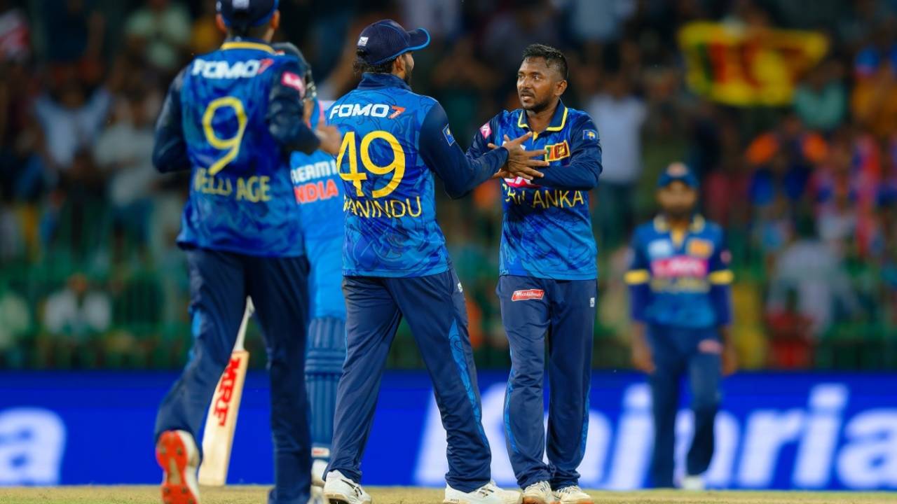 Akila Dananjaya celebrates a dismissal with Wanindu Hasaranga, Sri Lanka vs India, 1st ODI, Colombo, August 2, 2024