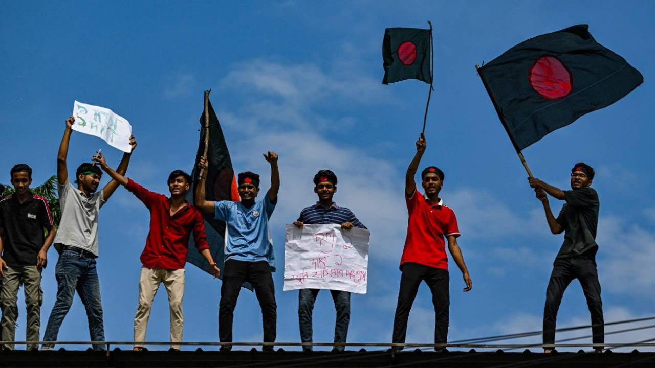 Anti-government protestors wave Bangladesh's national flag, Dhaka, August 4, 2024