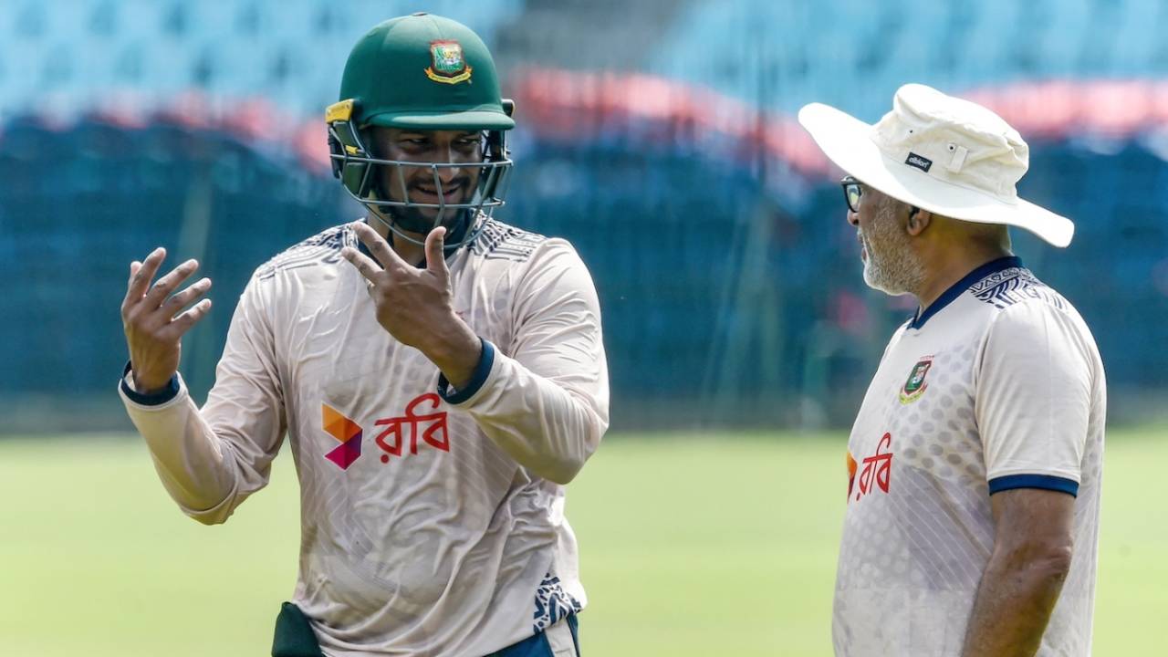 Shakib Al Hasan chats with Chandika Hathurusinghe at a training session in Lahore, August 14, 2024