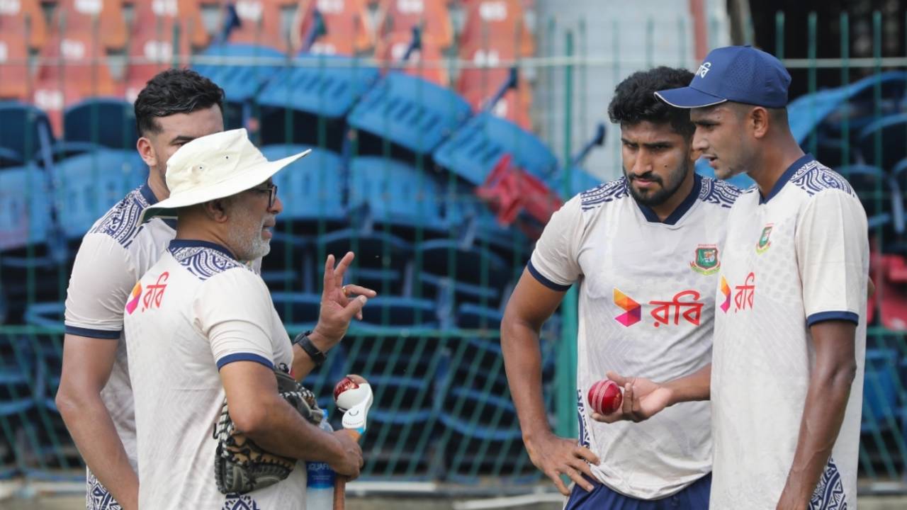 Bangladesh head coach Chandika Hathurusinghe chats with Taskin Ahmed, Khaled Ahmed and Nahid Rana, Lahore, August 14, 2024