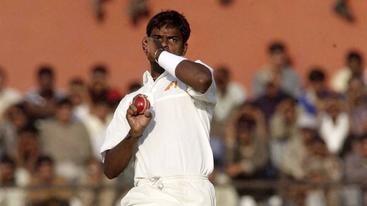 Dodda Ganesh gets into his delivery stride, India A vs England XI, tour match, Jaipur, day 1, November 27, 2001