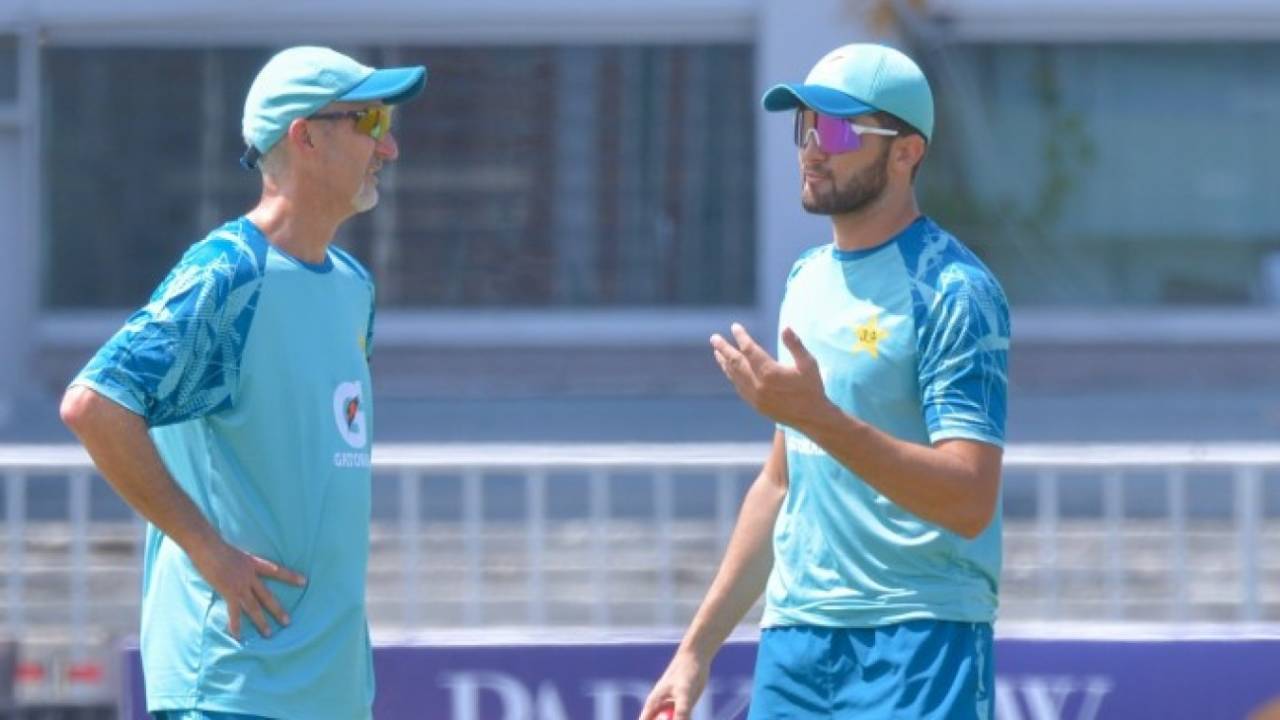 Jason Gillespie has a chat with Shaheen Shah Afridi, Pakistan vs Bangladesh, 1st Test, Rawalpindi, 1st day, August 21, 2024