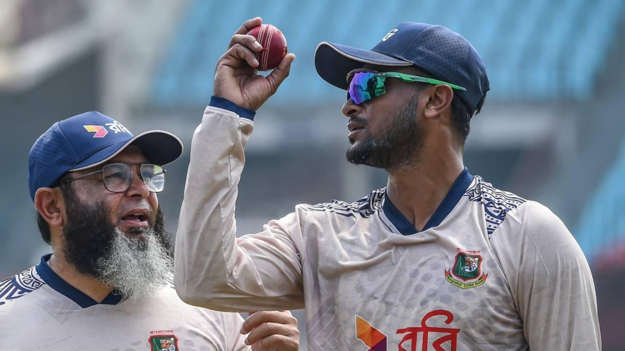 Shakib Al Hasan talks with bowling coach Mushtaq Ahmed, Lahore, August 15, 2024