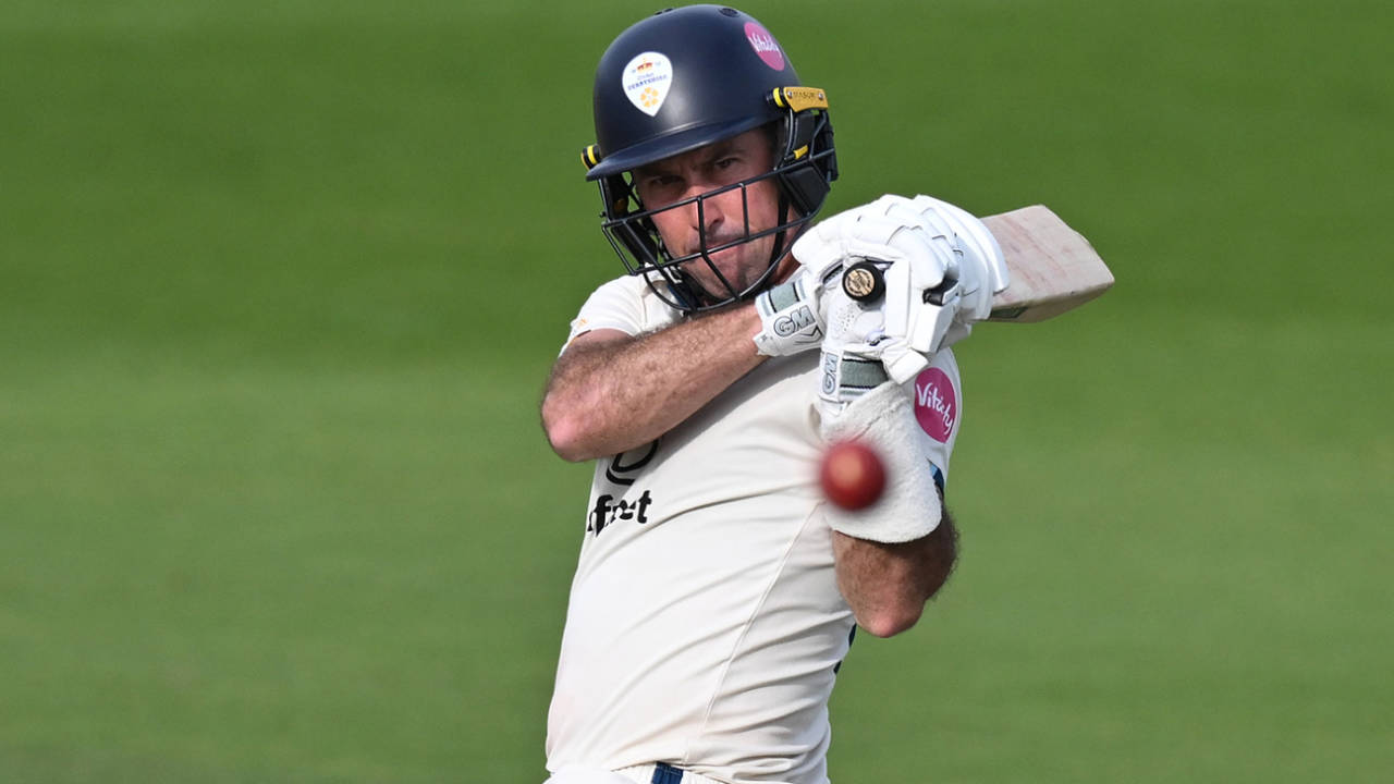 Wayne Madsen swings away a pull, Sussex vs Derbyshire, County Championship, Hove, August 30, 2024