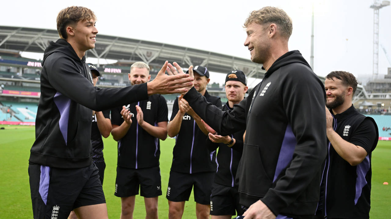 Andrew Flintoff presents Josh Hull with his Test cap, England vs Sri Lanka, 3rd Test, Day 1, The Oval, September 6, 2024