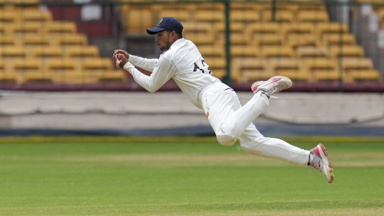 Musheer Khan is airborne as he completes a catch, India A vs India B, Duleep Trophy 2024-25, Bengaluru, 4th day, September 8, 2024