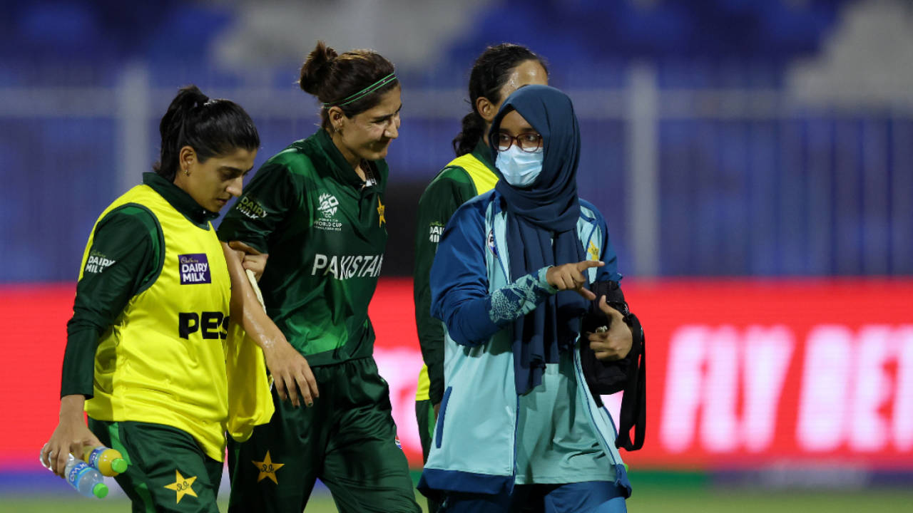 Diana Baig walked off injured after bowling one ball, Pakistan vs Sri Lanka, Women's T20 World Cup 2024, Sharjah, October 3, 2024