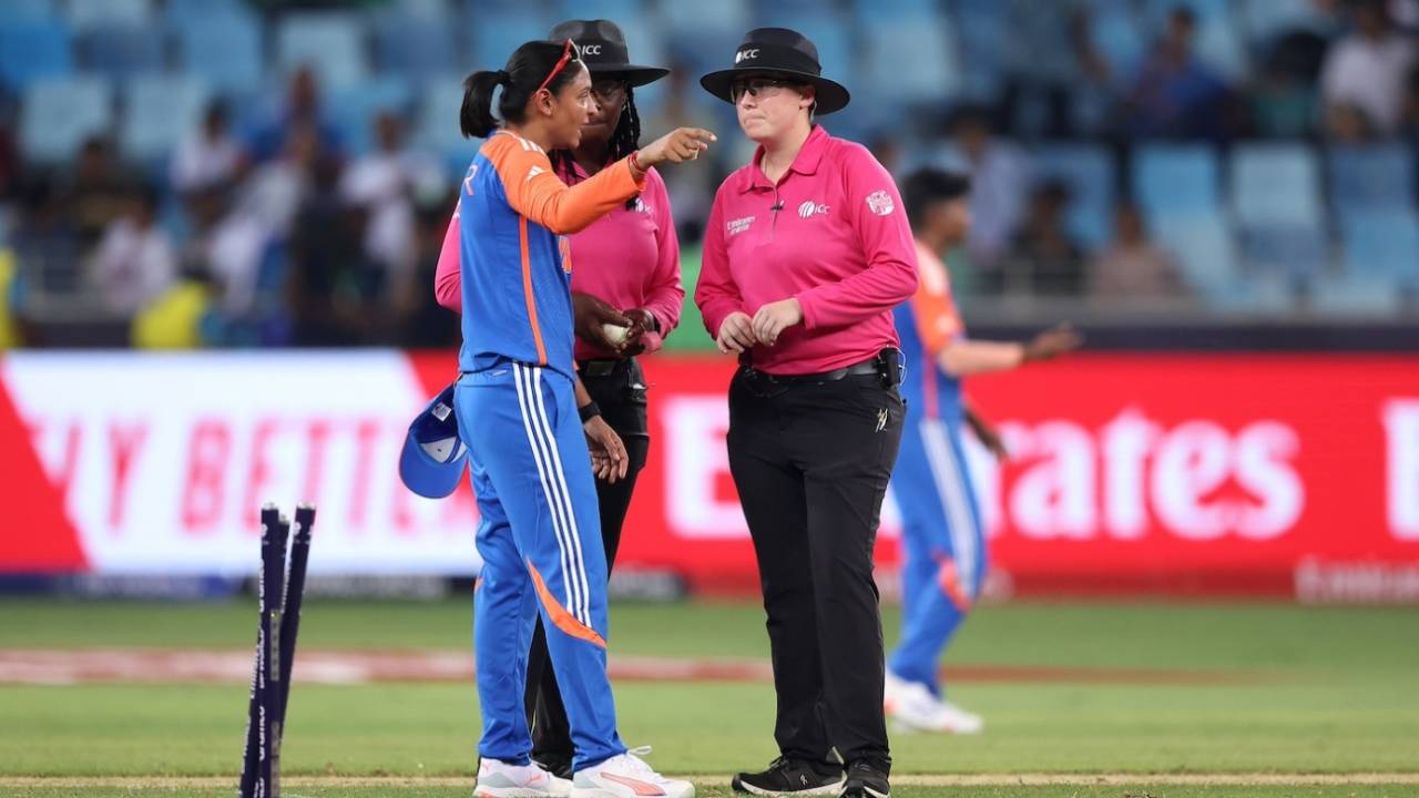 Harmanpreet Kaur lets the umpires know what she thinks about the run-out-that-wasn't, India vs New Zealand, Women's T20 World Cup, Dubai, October 4, 2024