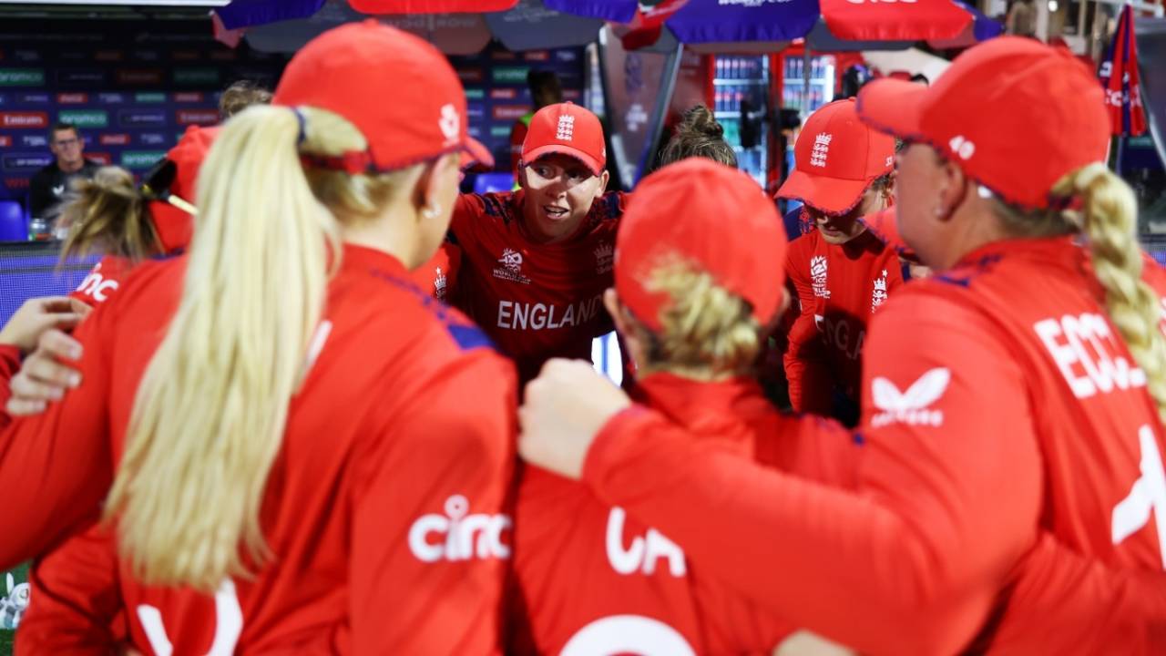 England team in a huddle ahead of the chase, Bangladesh vs England, Women's T20 World Cup, Sharjah, October 5, 2024